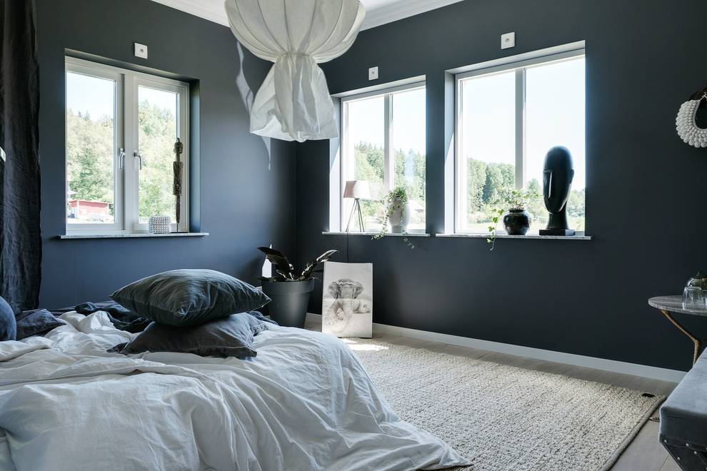 Bild på ett skandinaviskt sovrum, med svarta väggar