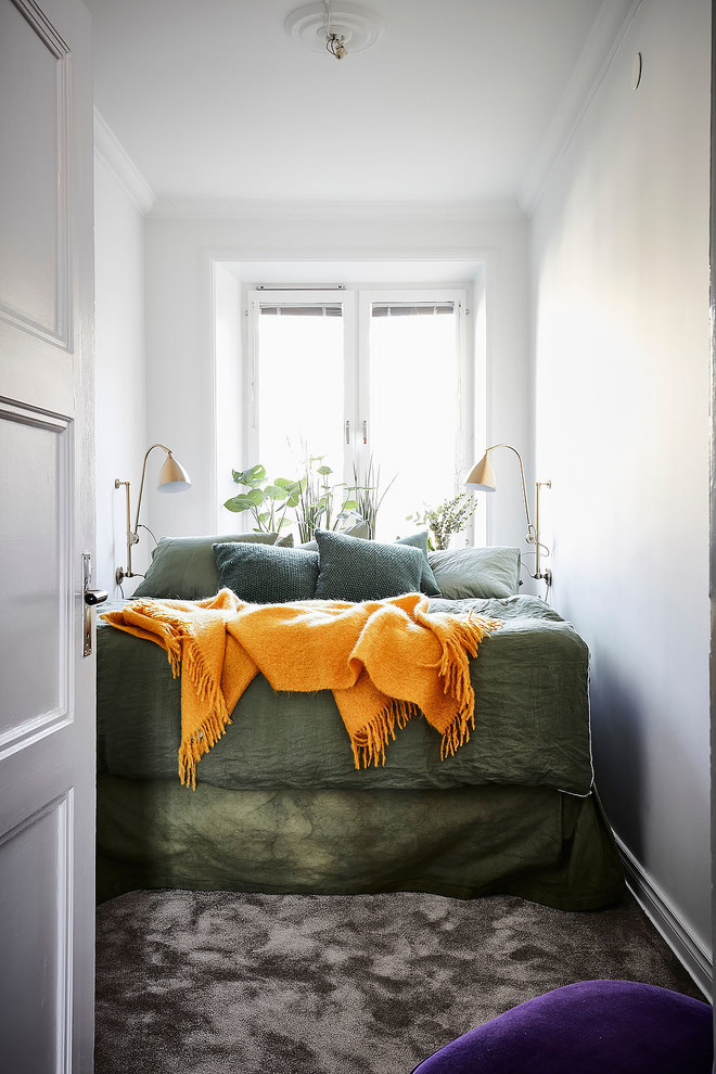 Foto de dormitorio principal ecléctico pequeño con paredes blancas, moqueta y suelo beige