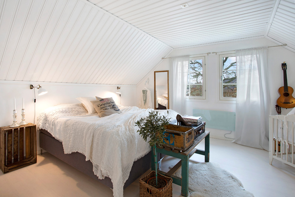 Ispirazione per una camera matrimoniale scandinava di medie dimensioni con pareti bianche, nessun camino e parquet chiaro