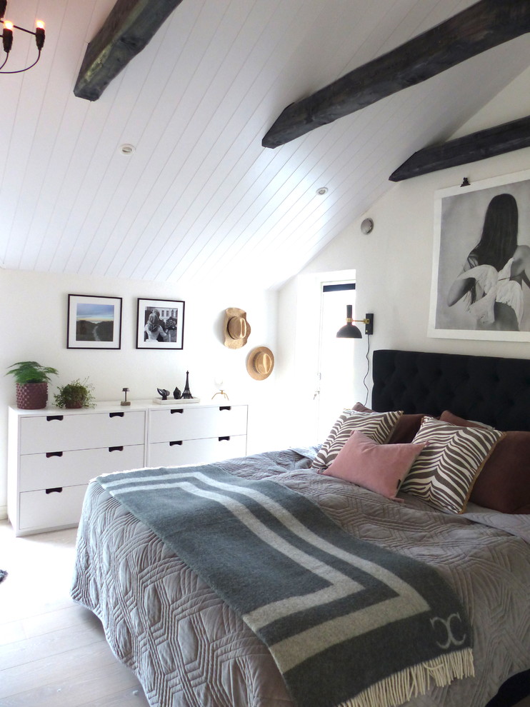 Modelo de dormitorio principal de estilo de casa de campo de tamaño medio con paredes blancas y suelo beige
