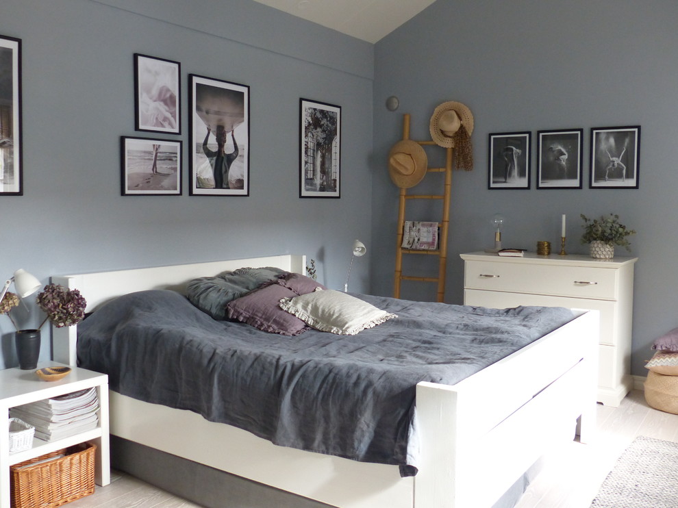 Imagen de dormitorio principal de estilo de casa de campo de tamaño medio con paredes grises y suelo beige