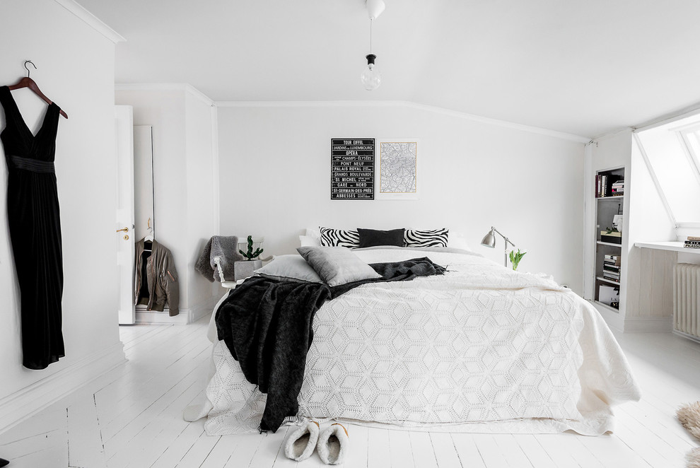 Imagen de dormitorio principal escandinavo de tamaño medio con paredes blancas y suelo de madera pintada