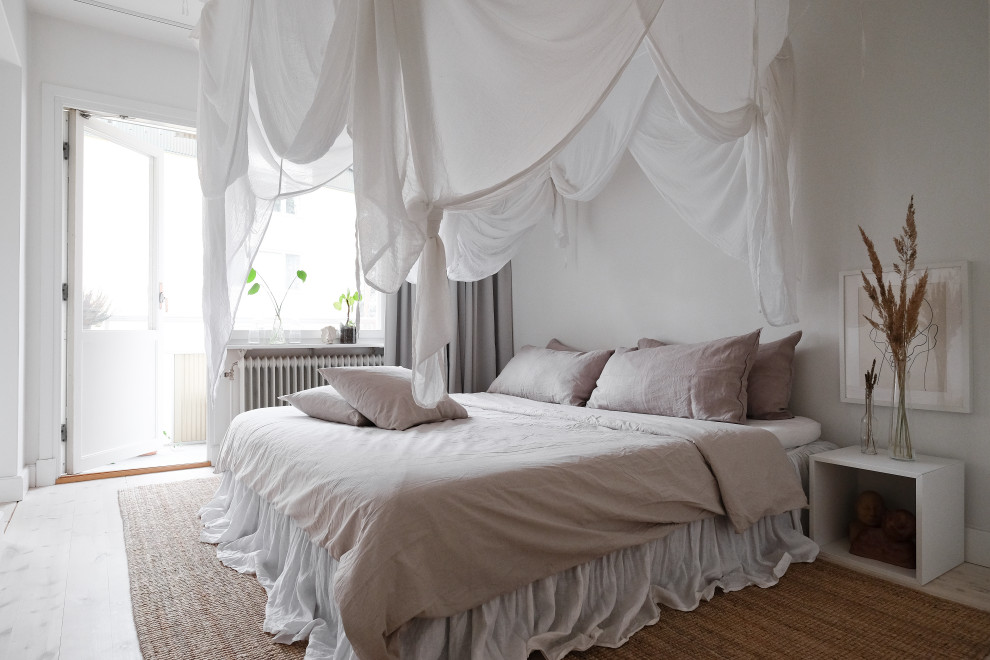 Idéer för att renovera ett nordiskt sovrum, med vita väggar, ljust trägolv och beiget golv