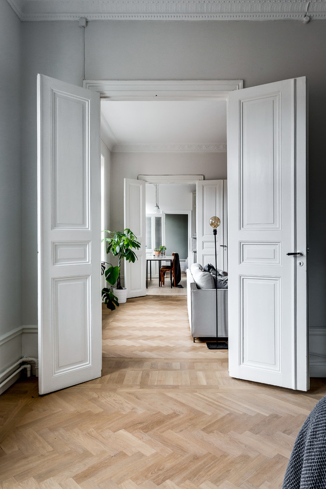 Cette photo montre une chambre victorienne de taille moyenne avec un mur blanc, parquet clair et une cheminée d'angle.