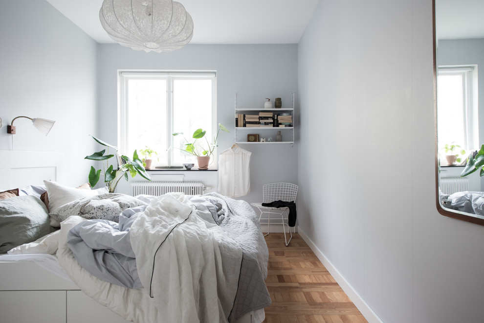 ヨーテボリにある北欧スタイルのおしゃれな主寝室 (無垢フローリング、ベージュの床、グレーの壁) のレイアウト
