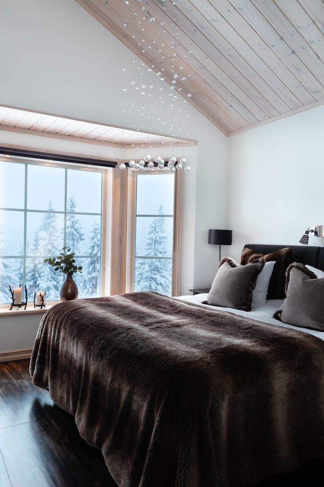 Cette photo montre une chambre scandinave avec un mur blanc et un sol marron.
