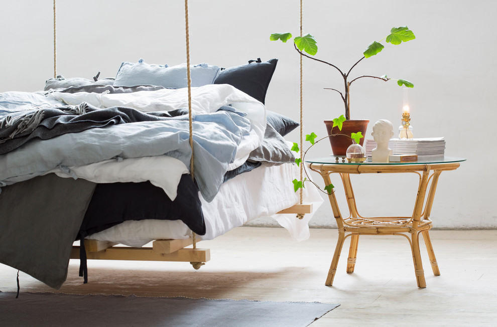 Стильный дизайн: спальня в скандинавском стиле с белыми стенами и светлым паркетным полом - последний тренд