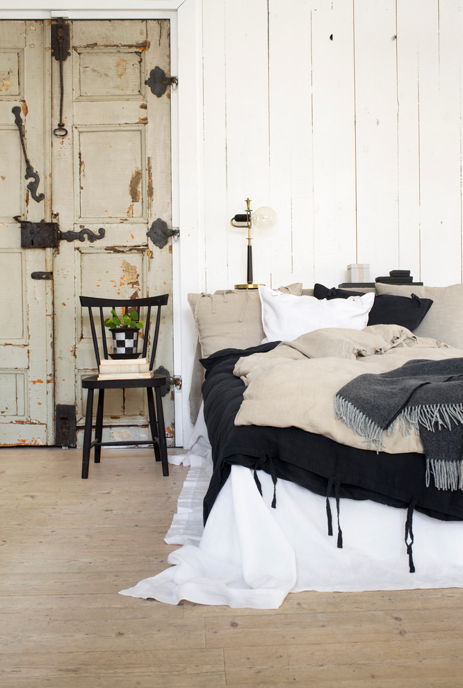 ヨーテボリにあるカントリー風のおしゃれな寝室のレイアウト