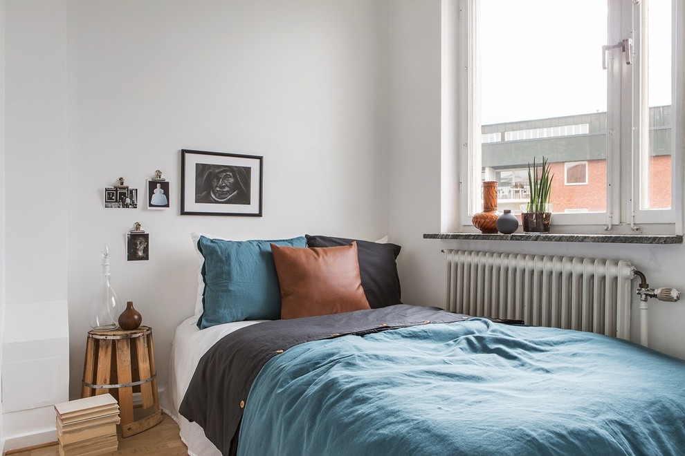 Imagen de dormitorio principal nórdico pequeño con paredes blancas