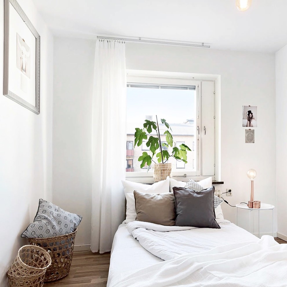 Источник вдохновения для домашнего уюта: маленькая спальня в скандинавском стиле с белыми стенами и паркетным полом среднего тона для на участке и в саду