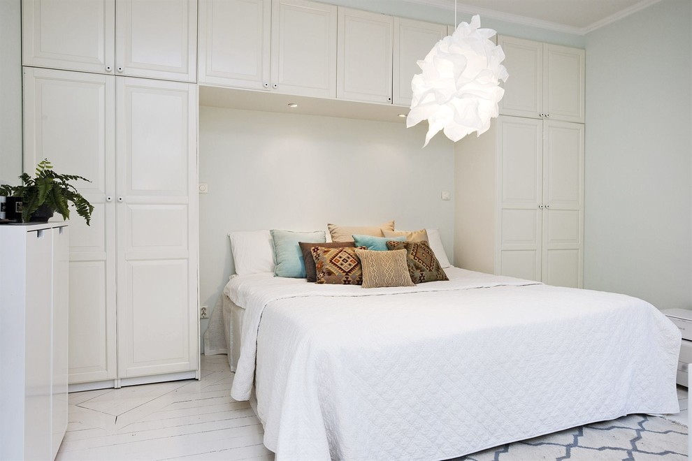На фото: хозяйская спальня среднего размера в стиле неоклассика (современная классика) с белыми стенами и деревянным полом без камина
