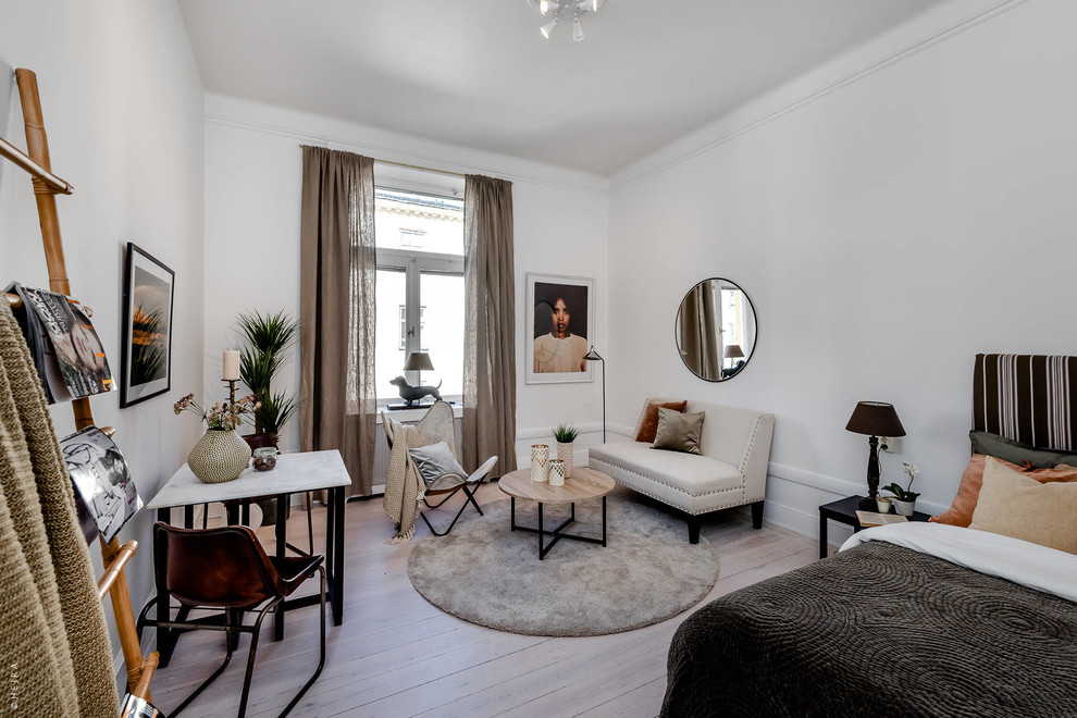Kleines Skandinavisches Hauptschlafzimmer ohne Kamin mit weißer Wandfarbe, hellem Holzboden und beigem Boden in Stockholm