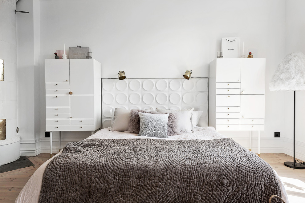 Источник вдохновения для домашнего уюта: большая хозяйская спальня в скандинавском стиле с белыми стенами и светлым паркетным полом