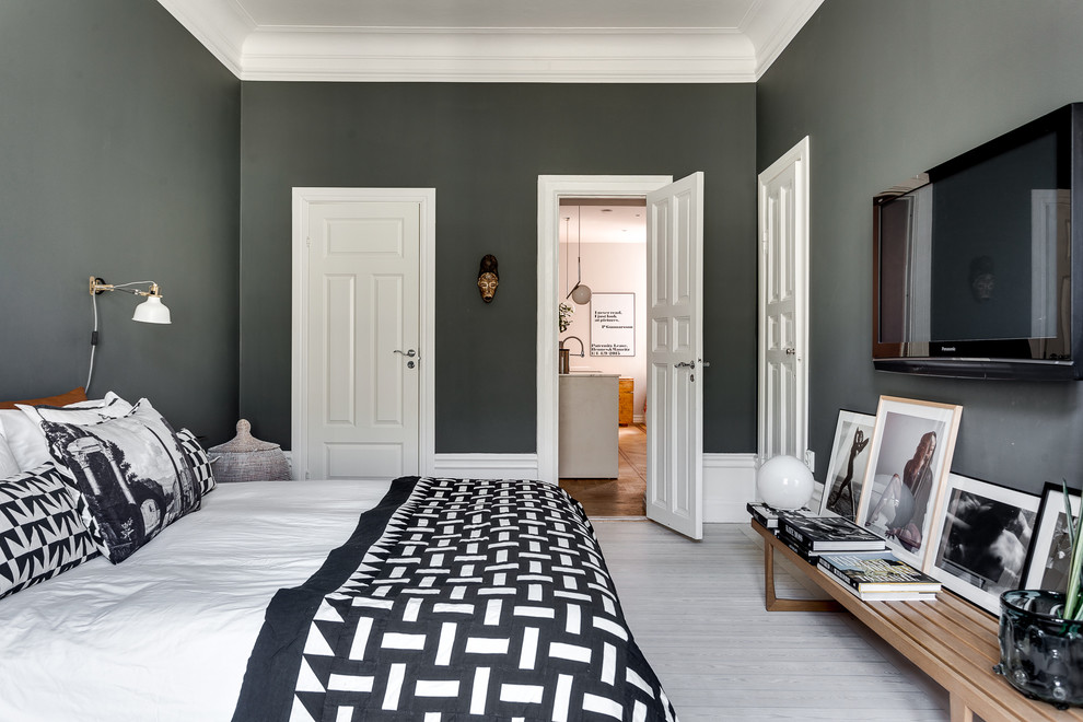 Mittelgroßes Nordisches Hauptschlafzimmer mit grauer Wandfarbe und gebeiztem Holzboden in Stockholm