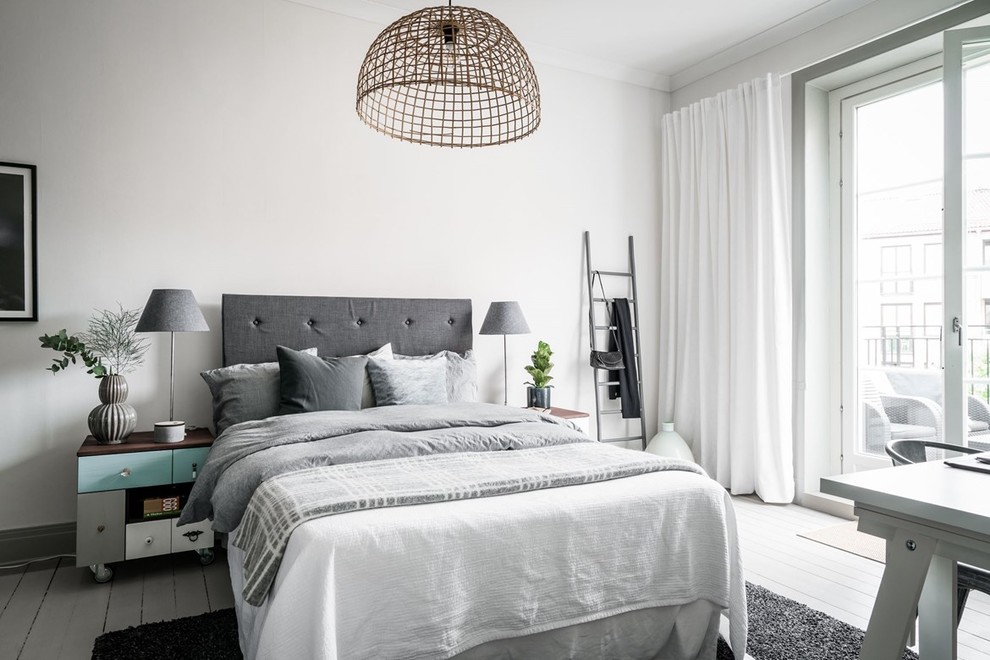 Foto de dormitorio escandinavo de tamaño medio con paredes blancas, suelo de madera pintada y suelo blanco