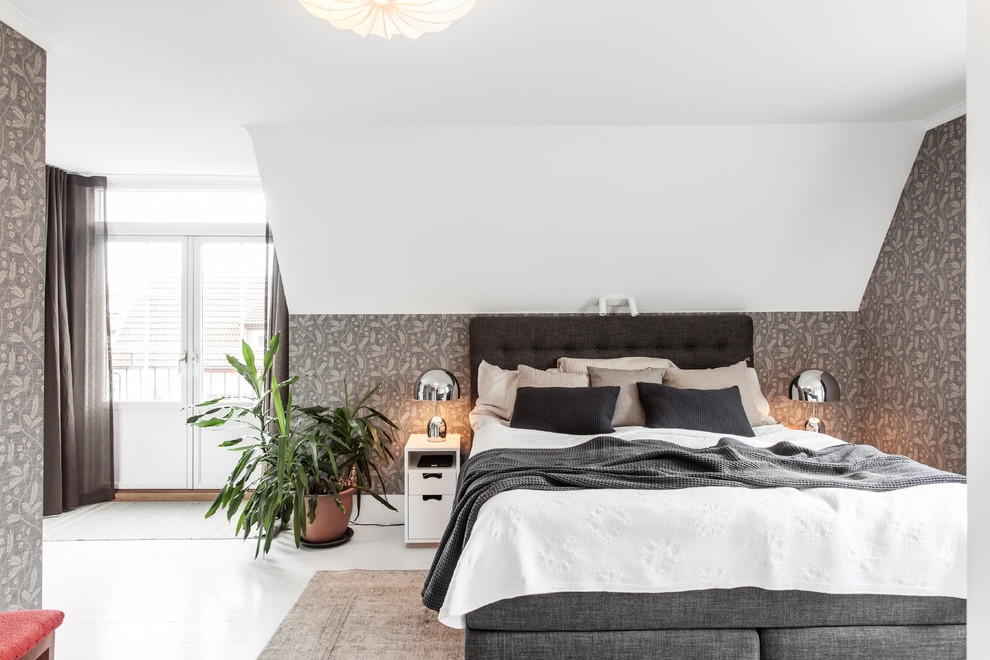 ヨーテボリにある広いコンテンポラリースタイルのおしゃれな主寝室 (白い壁、暖炉なし、塗装フローリング、白い床、グレーとブラウン)