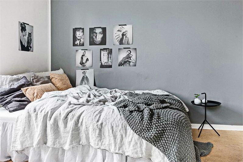 Immagine di una camera da letto nordica con pareti grigie, moquette, nessun camino e pavimento beige