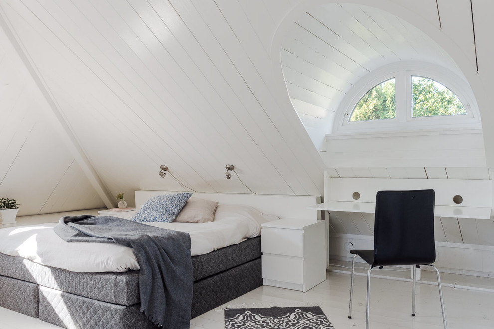 На фото: хозяйская спальня среднего размера в скандинавском стиле с белыми стенами и деревянным полом без камина с