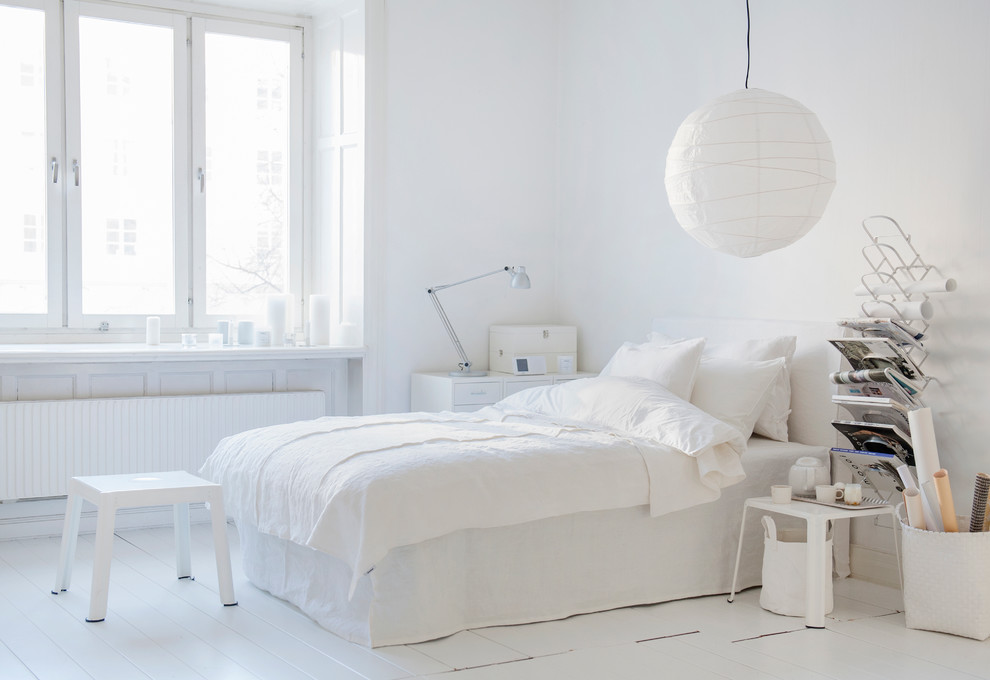 Источник вдохновения для домашнего уюта: гостевая спальня (комната для гостей), среднего размера в скандинавском стиле с белыми стенами и деревянным полом без камина