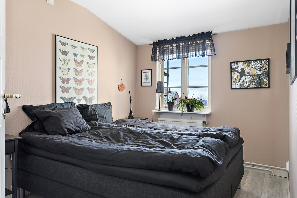 Kleines Nordisches Hauptschlafzimmer mit brauner Wandfarbe, grauem Boden und hellem Holzboden in Sonstige