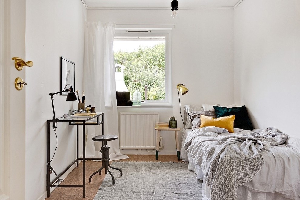 ストックホルムにある北欧スタイルのおしゃれな客用寝室 (白い壁、リノリウムの床、暖炉なし、茶色い床、グレーとブラウン) のレイアウト