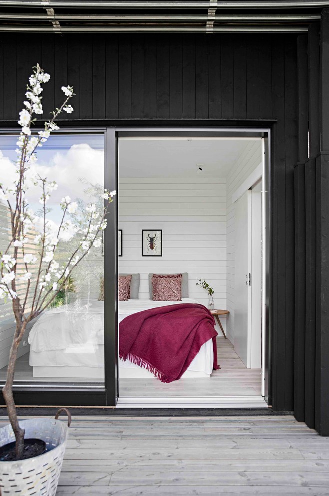 Inspiration för mellanstora skandinaviska huvudsovrum, med vita väggar och ljust trägolv