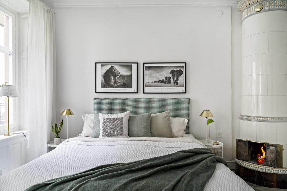 Modelo de dormitorio nórdico con paredes blancas y chimenea de esquina