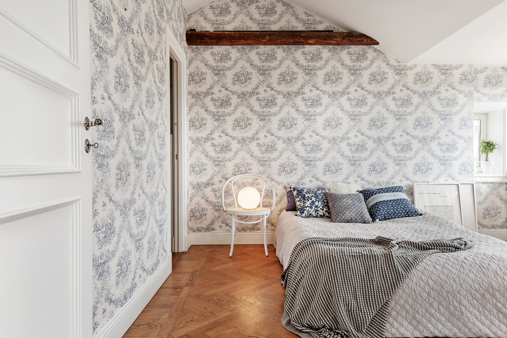 Inspiration för mellanstora skandinaviska gästrum, med flerfärgade väggar och mellanmörkt trägolv