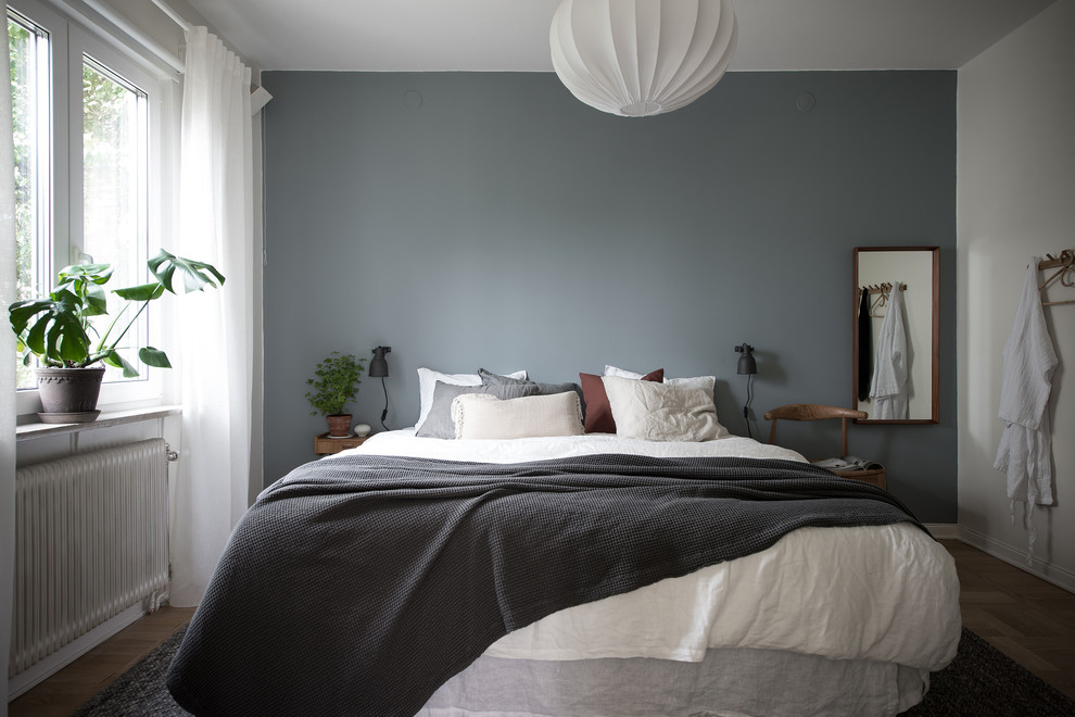 Источник вдохновения для домашнего уюта: хозяйская спальня в скандинавском стиле с белыми стенами, паркетным полом среднего тона и бежевым полом