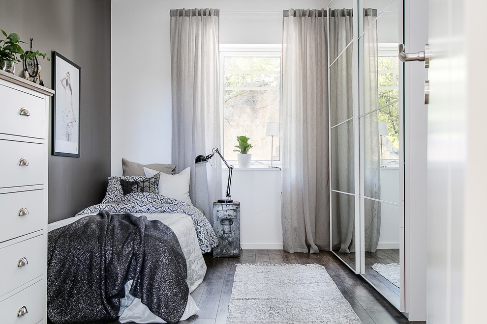 Идея дизайна: гостевая спальня (комната для гостей), среднего размера в скандинавском стиле с серыми стенами и темным паркетным полом