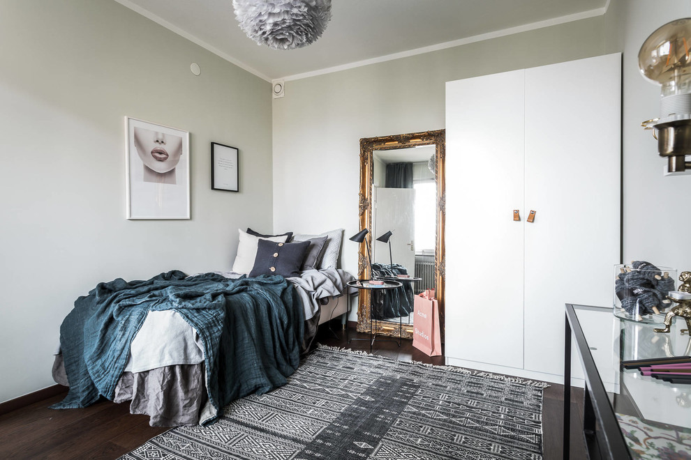 Inspiration pour une chambre nordique de taille moyenne avec un mur gris et parquet foncé.