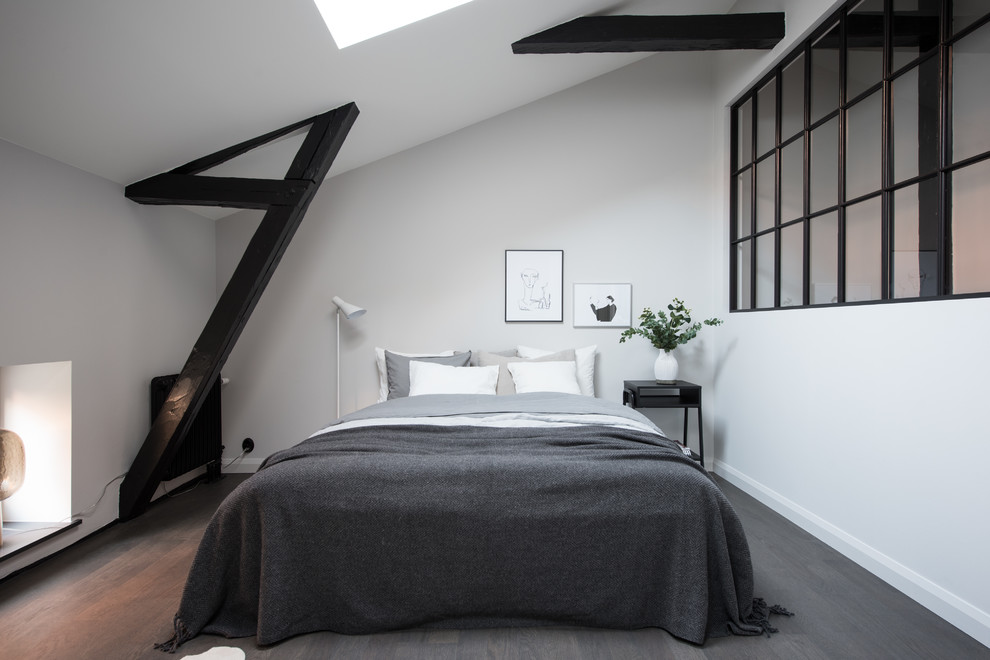 Diseño de dormitorio principal nórdico pequeño con paredes blancas, suelo de madera oscura y suelo gris