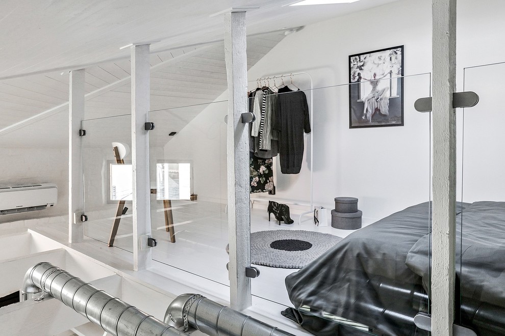 Inspiration för ett nordiskt sovloft, med vita väggar, målat trägolv och vitt golv