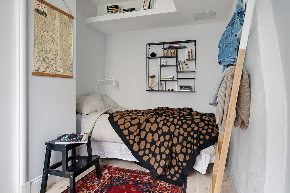 ヨーテボリにある中くらいなヴィクトリアン調のおしゃれな客用寝室 (白い壁、淡色無垢フローリング、暖炉なし) のインテリア