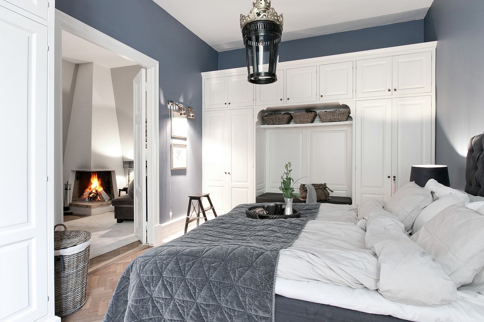 На фото: хозяйская спальня среднего размера в скандинавском стиле с синими стенами, бежевым полом и светлым паркетным полом с