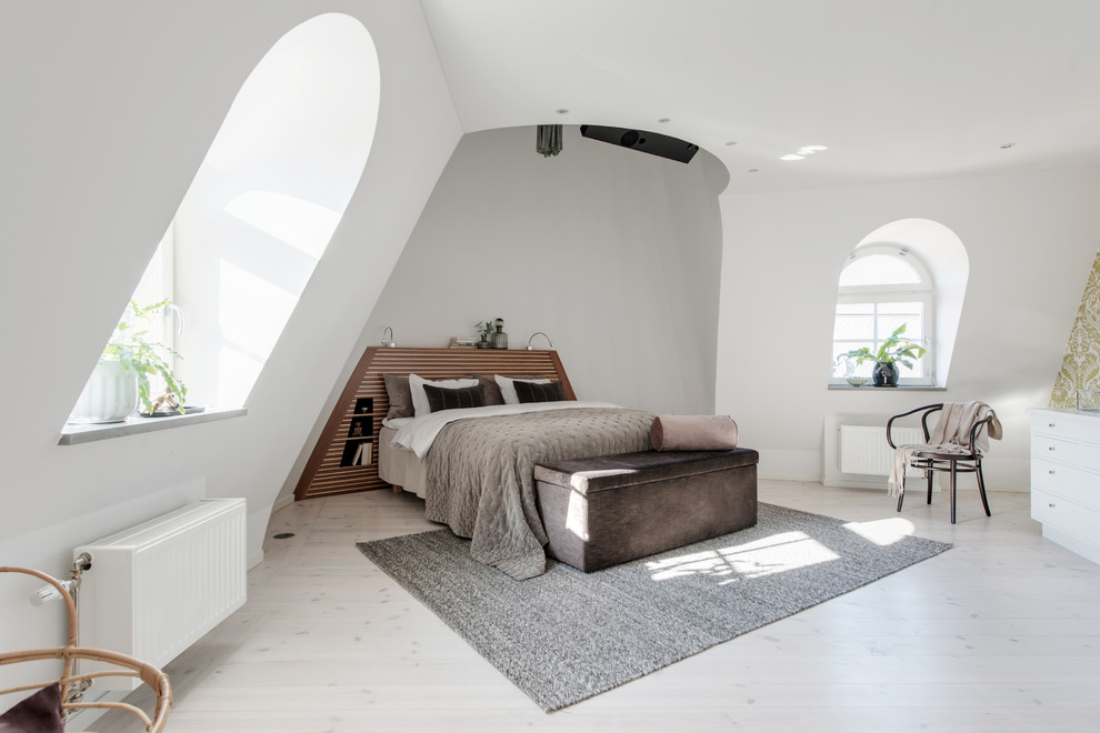 Skandinavisches Schlafzimmer mit weißer Wandfarbe, gebeiztem Holzboden und weißem Boden in Göteborg