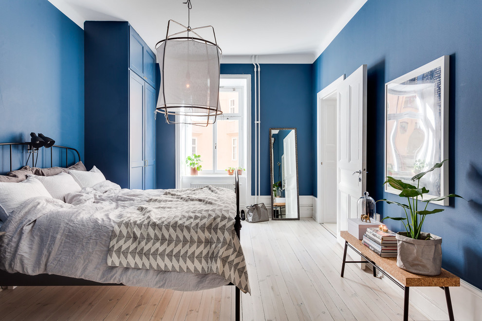 Пример оригинального дизайна: хозяйская спальня в стиле неоклассика (современная классика) с синими стенами и светлым паркетным полом