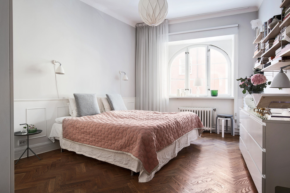 Mittelgroßes Klassisches Hauptschlafzimmer mit grauer Wandfarbe und braunem Holzboden in Stockholm
