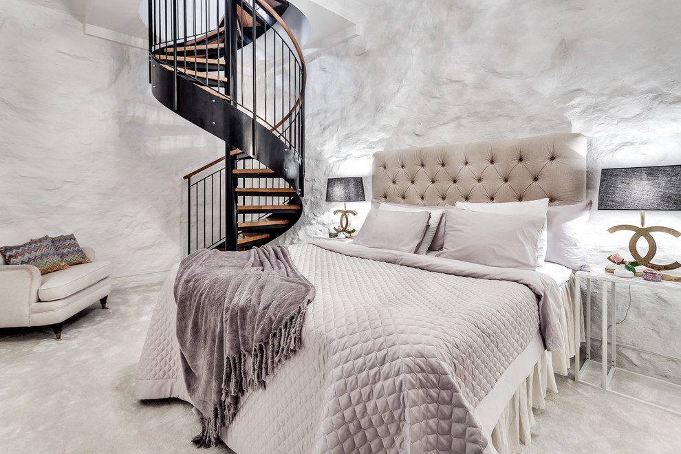 Идея дизайна: большая хозяйская спальня в классическом стиле с белыми стенами и ковровым покрытием без камина