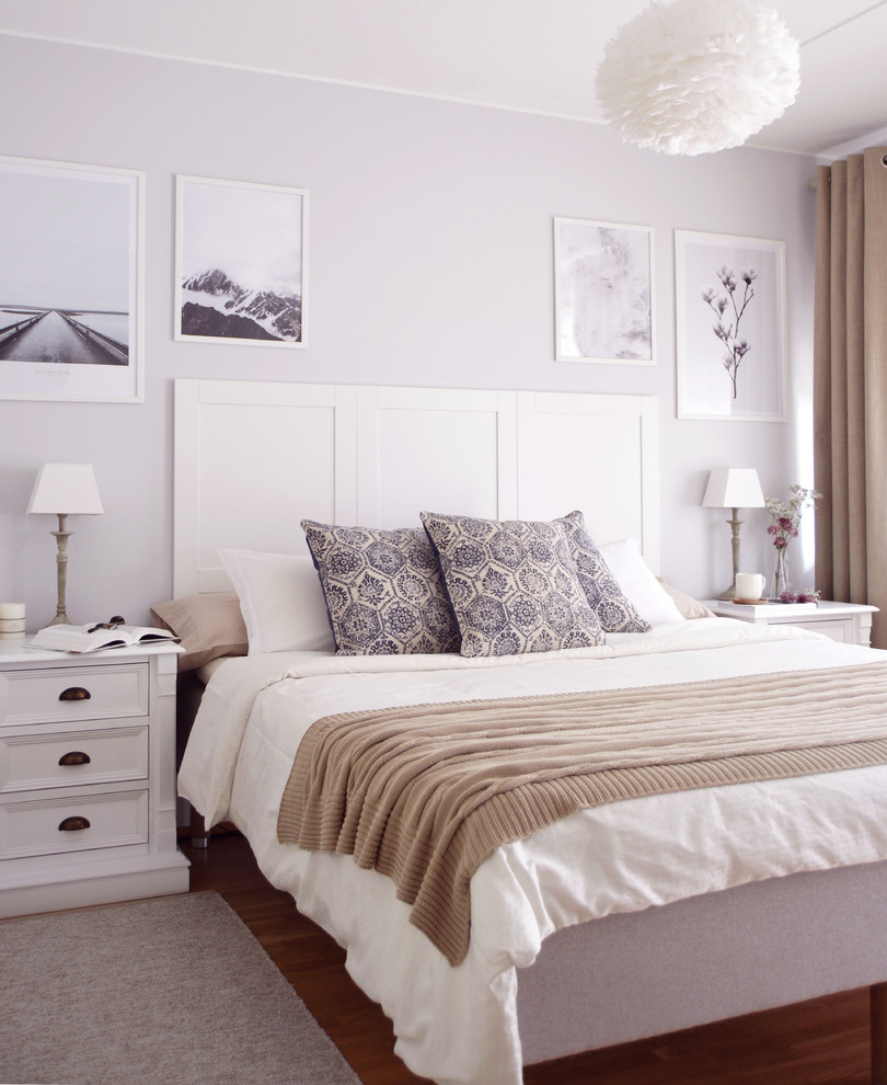 Ejemplo de dormitorio principal clásico renovado de tamaño medio con paredes grises, suelo de madera oscura y suelo marrón