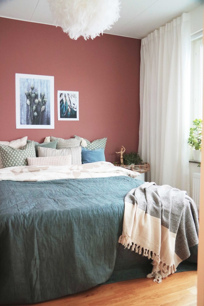 ストックホルムにある中くらいな北欧スタイルのおしゃれな主寝室 (ピンクの壁) のインテリア