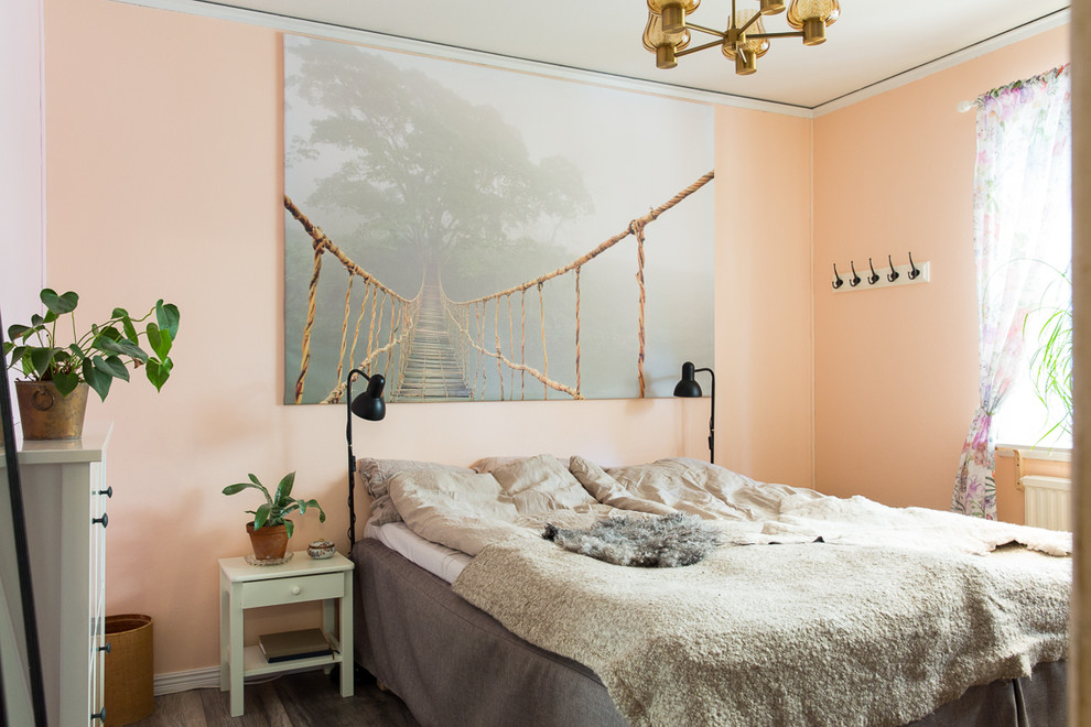 Ispirazione per una camera da letto mediterranea con pareti arancioni