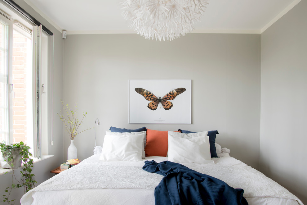 Стильный дизайн: хозяйская спальня среднего размера в скандинавском стиле с серыми стенами без камина - последний тренд