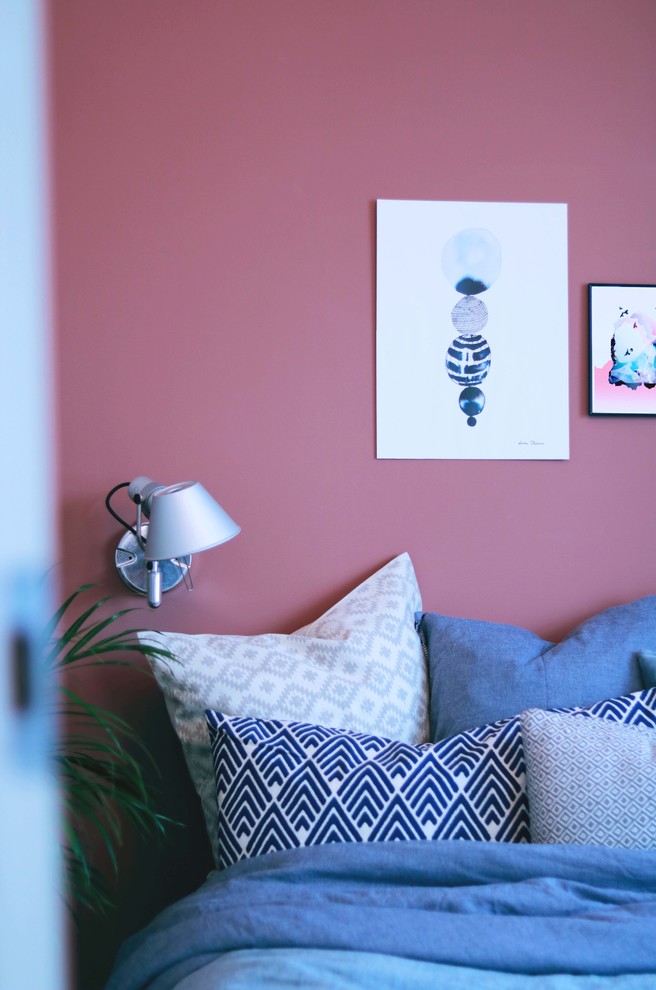 Источник вдохновения для домашнего уюта: хозяйская спальня среднего размера в скандинавском стиле с розовыми стенами