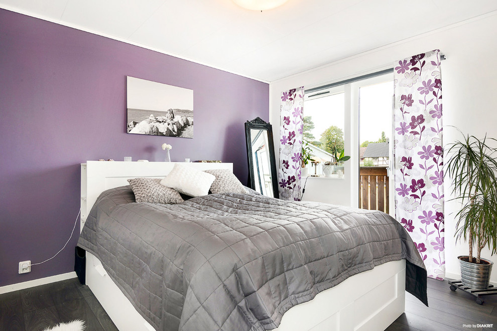 Ejemplo de dormitorio moderno sin chimenea con paredes púrpuras