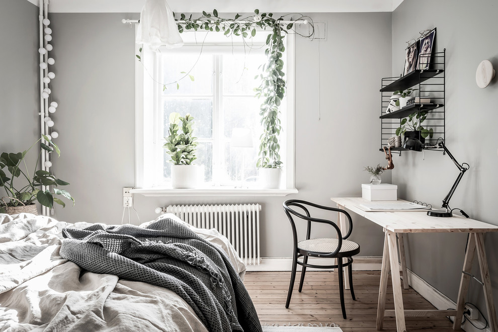 Exemple d'une chambre parentale scandinave avec un mur gris.