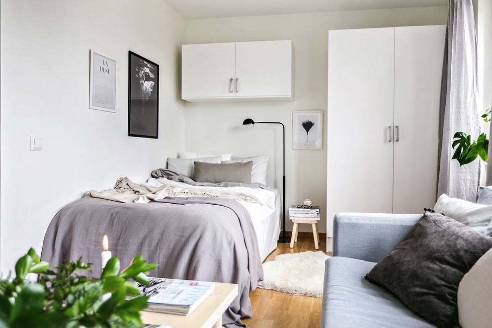 Свежая идея для дизайна: хозяйская спальня в скандинавском стиле с белыми стенами и паркетным полом среднего тона - отличное фото интерьера