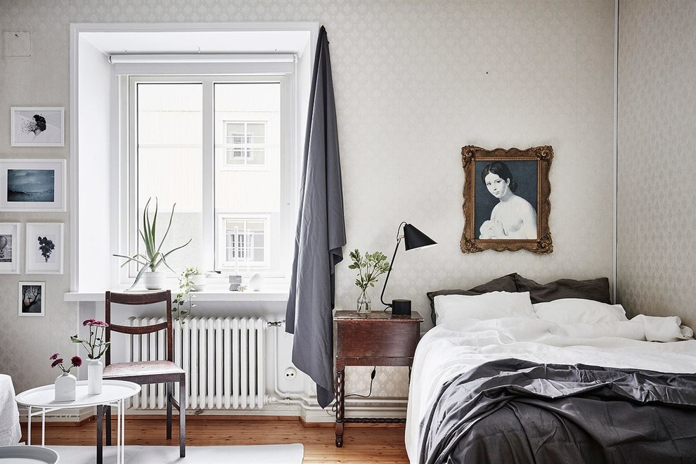 Foto de dormitorio principal tradicional de tamaño medio con paredes blancas y suelo de madera clara