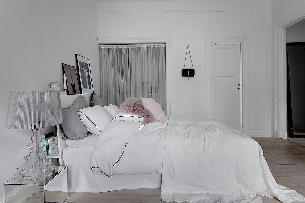 Foto di una piccola camera matrimoniale scandinava con pareti bianche e parquet chiaro