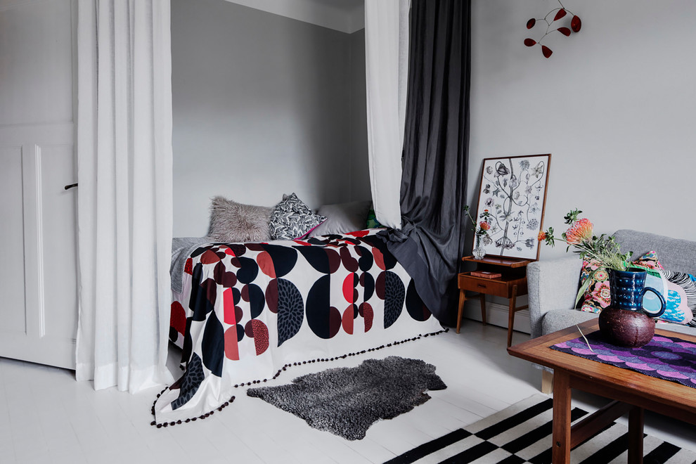 Свежая идея для дизайна: гостевая спальня среднего размера, (комната для гостей) в скандинавском стиле с серыми стенами, деревянным полом и белым полом - отличное фото интерьера